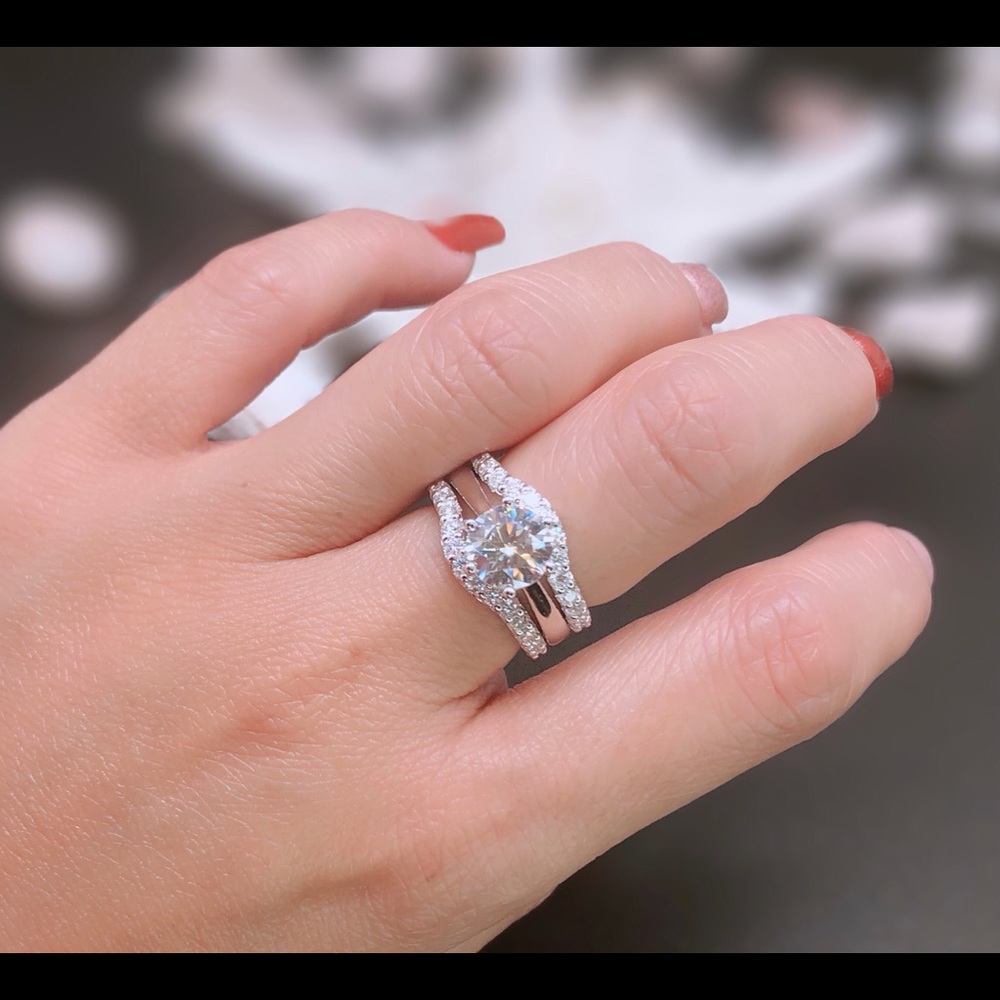 Moissanite rings set with certificate